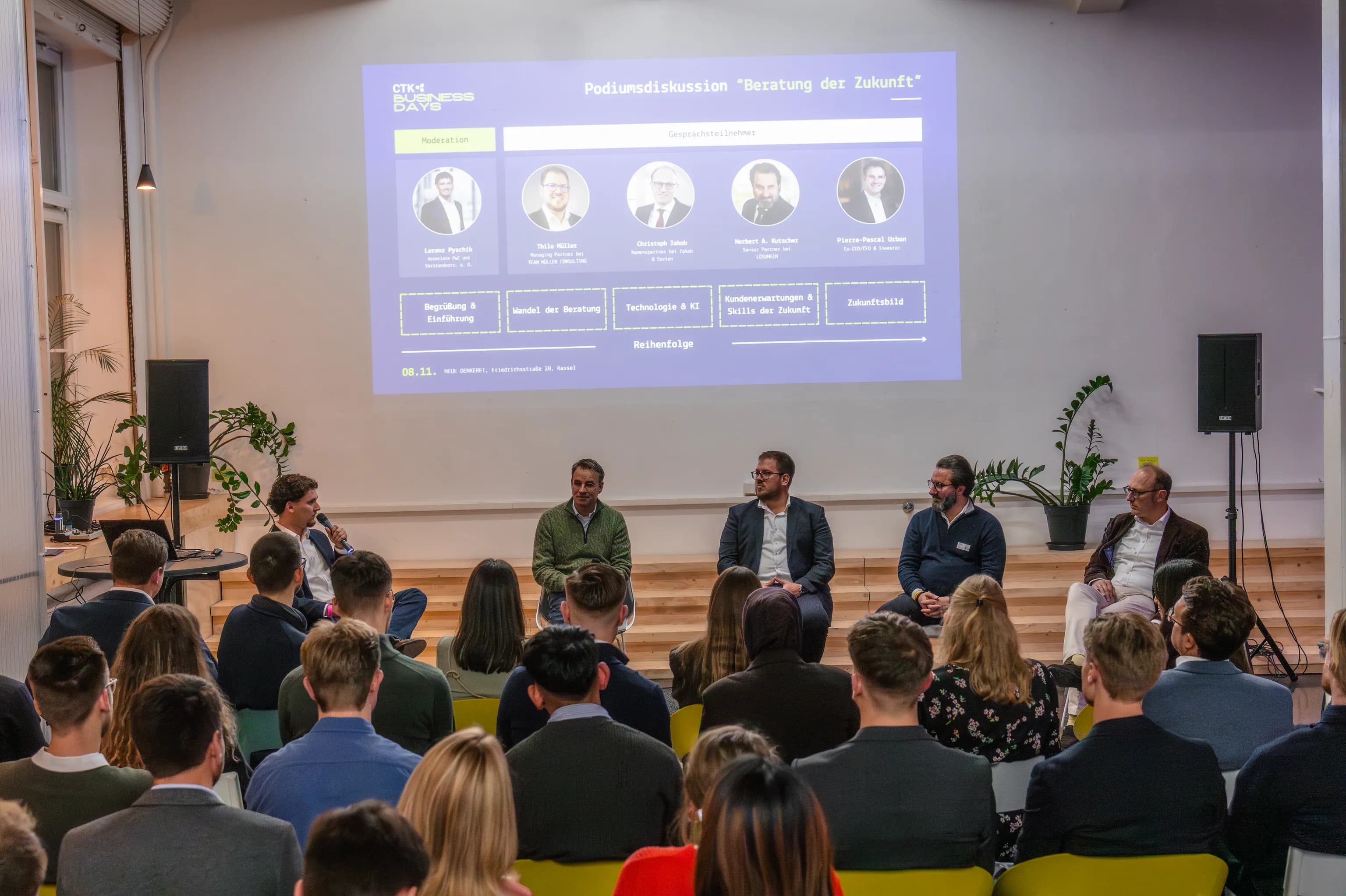 Publikum bei einer Podiumsdiskussion der Business Days